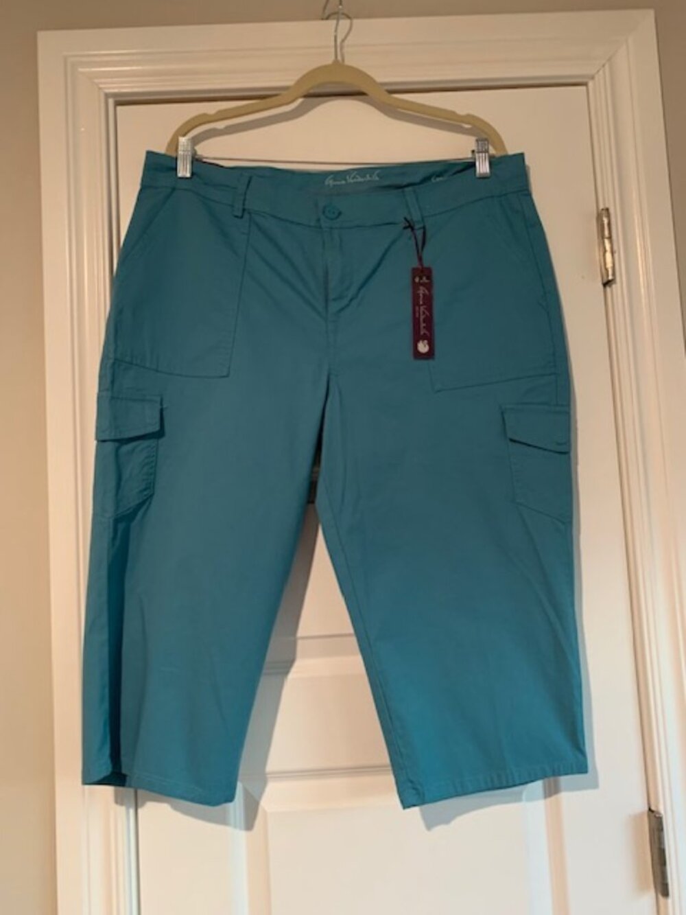 NWT - Liz Claiborne Blue Capris 16W